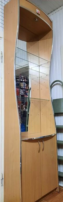 Шкаф с зеркалом и полками внутри