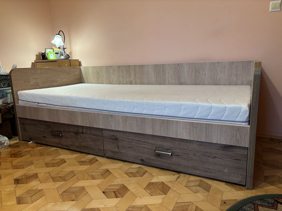 Łóżko z materacem