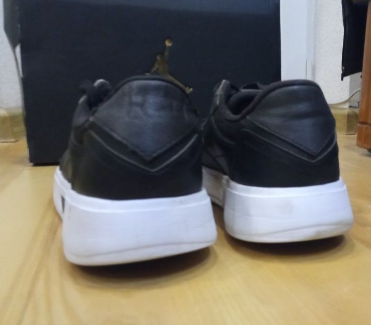 Продам мужские демисезонные кожаные кроссовки сникерсы лёгкие Anta