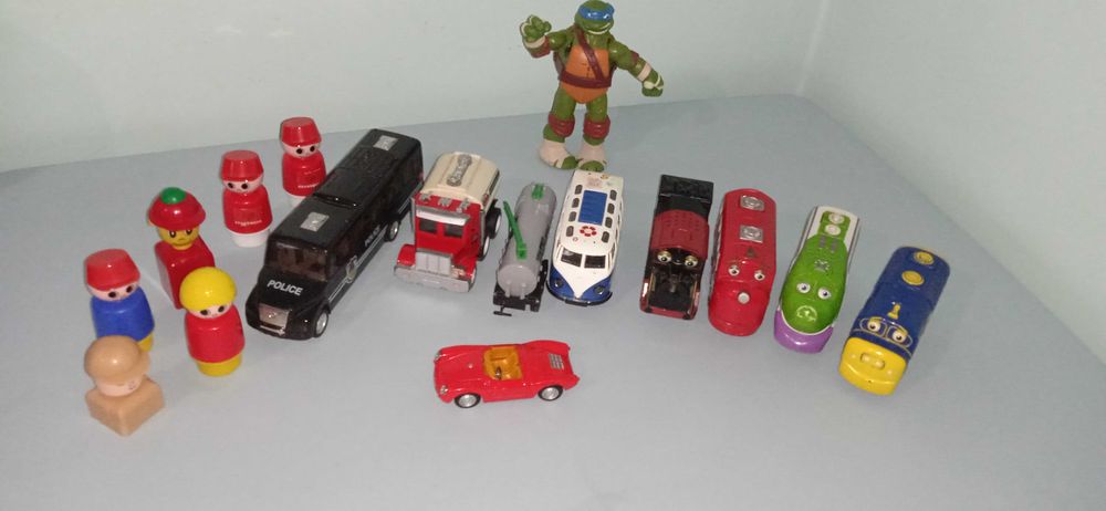 Zabawki (Stacyjkowo, samochody, żółw ninja, ludziki) lub na sztuki