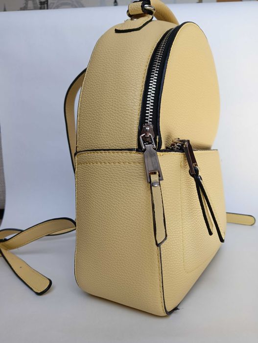Новий жовтий рюкзак від Stradivarius зі штучної шкіри.