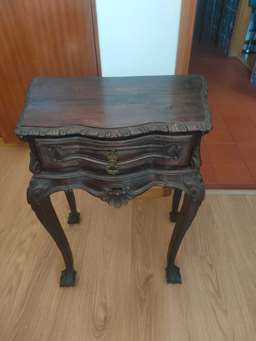 Mesa de canto em Madeira