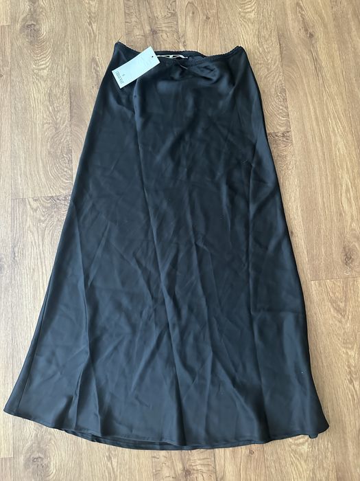 Довга чорна атласна спідниця