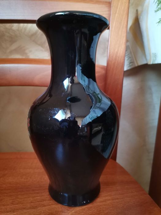 Czarny wazon z kogutem
