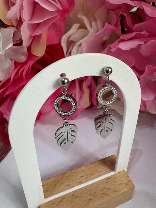 Kolczyki sztyft w kolorze srebrnym monstera stal nierdzewna k251