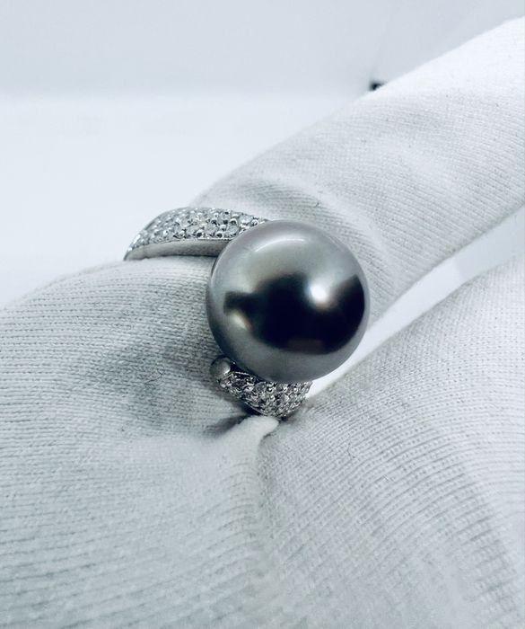 Золота каблучка з натуральними діамантами та чорною перлиною.