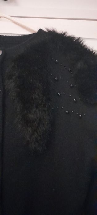 Casaco preto de la com pelo e missangas