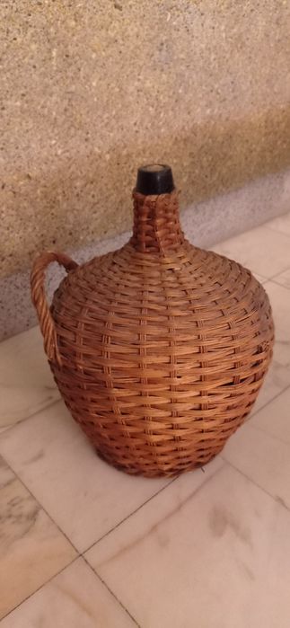 Garrafão com palhinha. Muito antigo