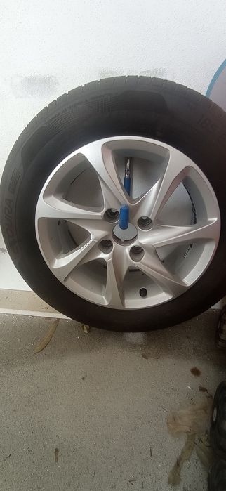 Jantes 15'' de Peugeot 208 com pneus