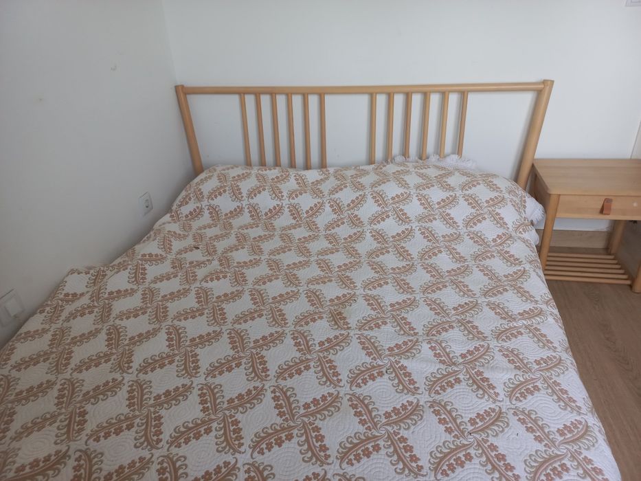 Cama de casal grande em madeira