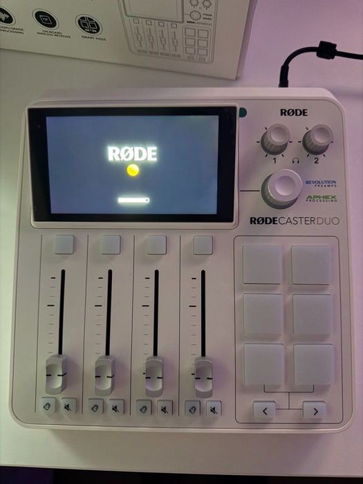 RØDECaster Duo w kolorze białym.