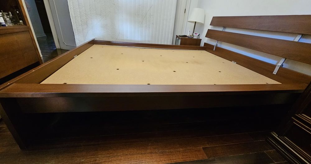 Cama madeira de casal 160×200 com estrado e.duas mesinhas cabeceira com rodas