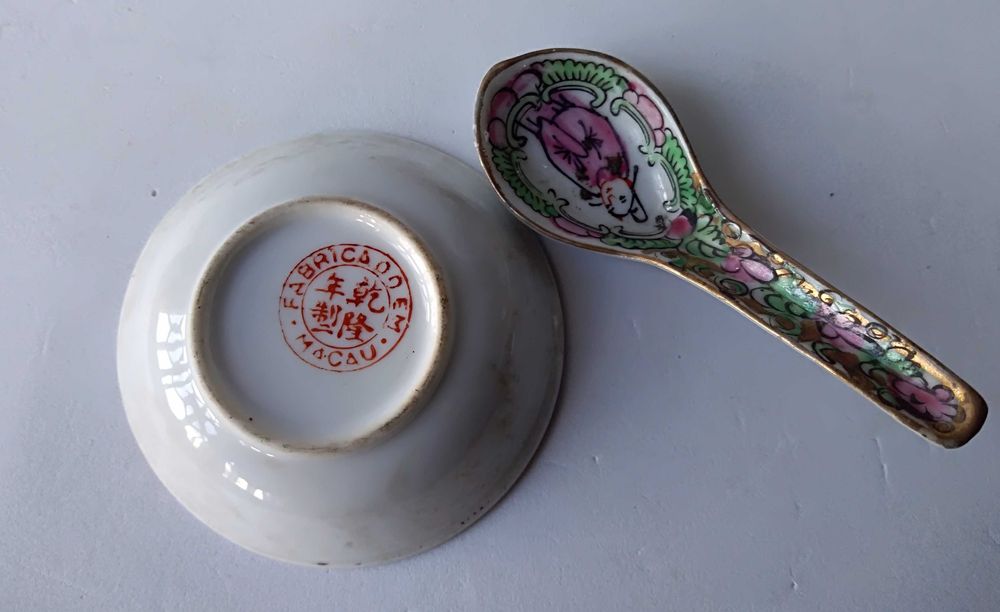 Pequena taça e colher em faiança, fabricadas no  território de Macau
