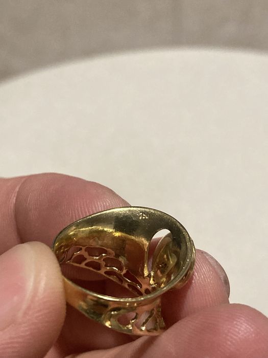 Złoty pierścionek próby 750