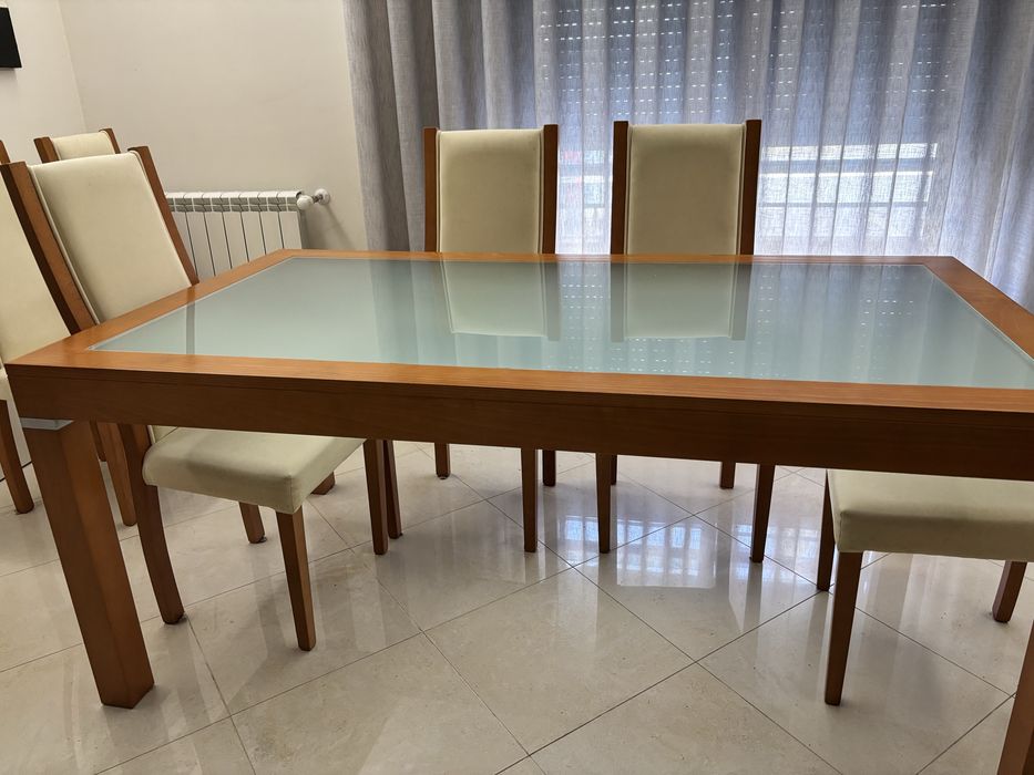 Mesa de jantar e cadeiras