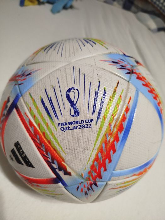 Oryginalna Replika piłki meczowej.