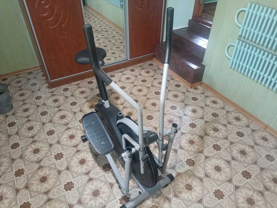 Орбітрек HouseFut з знімним сидінням.