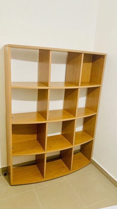 Estante estilo faia, com compartimentos