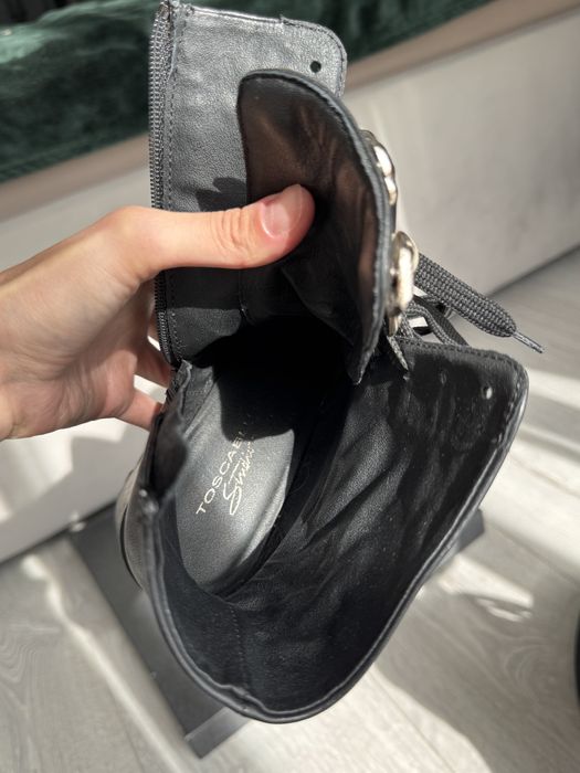 Ботильйони чорні з металевими вставками на шнурівці на каблуку