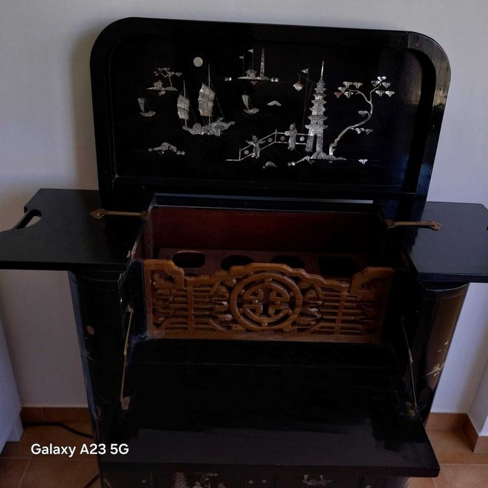 Bar pau preto com incrustações de madrepérola