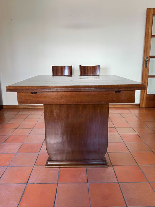 Mesa de jantar estilo Art Deco