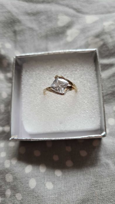 Złoty pierścionek z cyrkonią