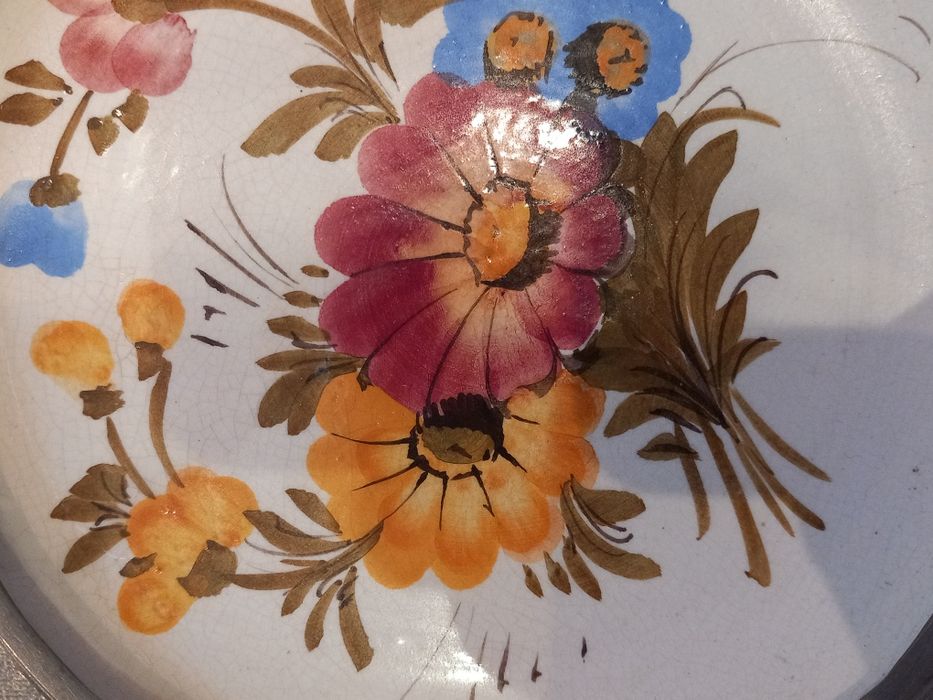 Talerz ceramiczny w ramie z cyny