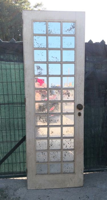 Porta com espelhos em madeira.