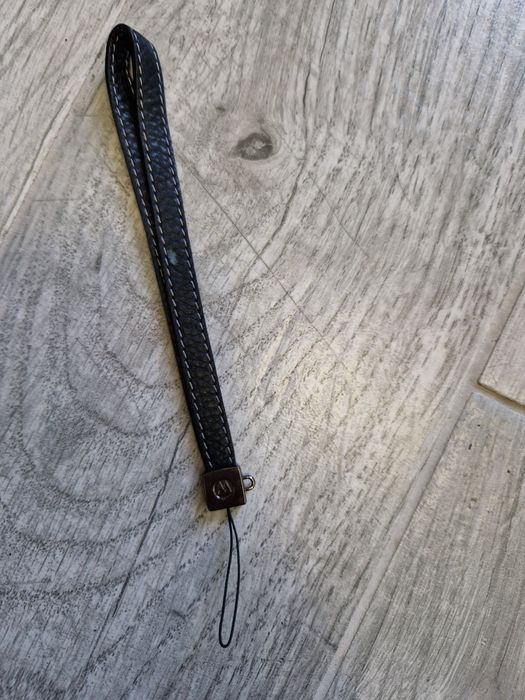 Czarna nowa zawieszka do telefonu marki Motorola logo