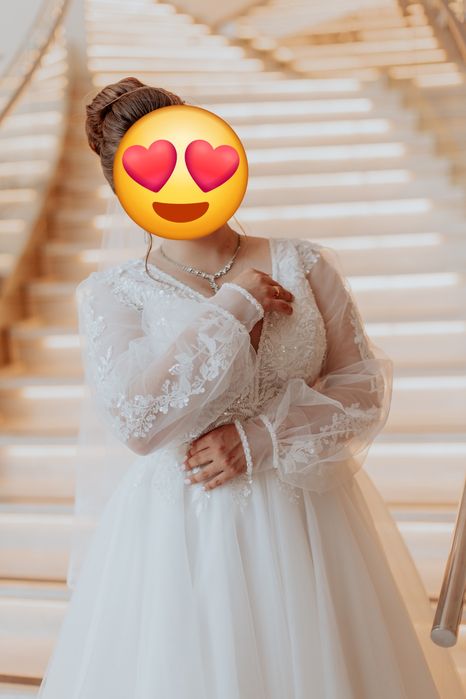 Весільна сукня з мереживним рукавом