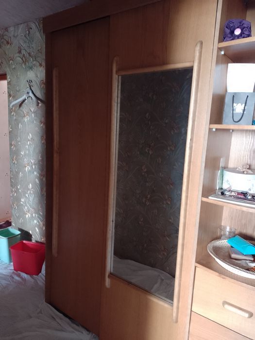 Шафа для дому з дзеркалами