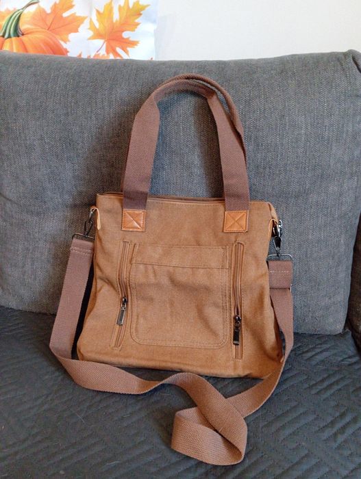 Elegancka beżowa listonoszka (crossbody) – klasyczny fason z klapą