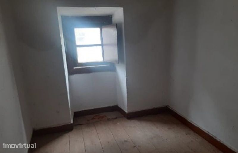 Moradia T4 para Renovar c/ Pátio e Churrasqueira | Centro do Cadaval