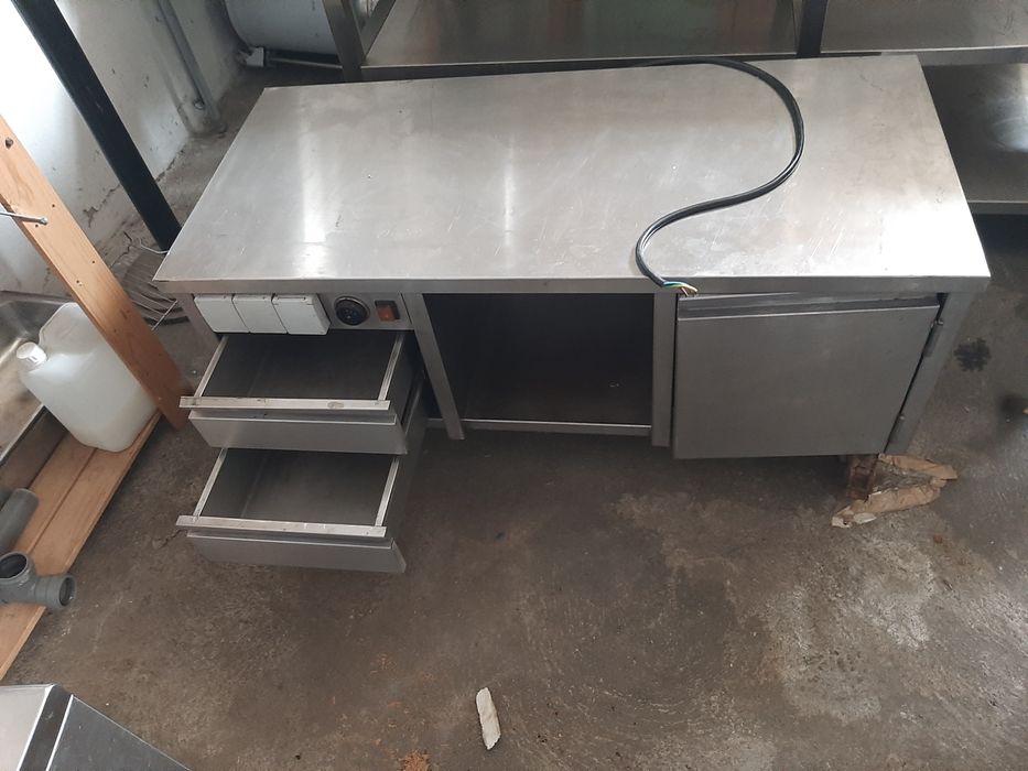 Bancada inox baixa e parciamente fechada