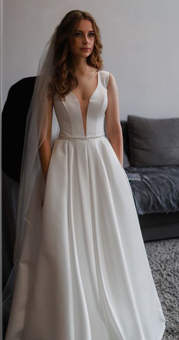 Сукня весільна(є круг, фата, коробочка для обручок, весільна гілочка)