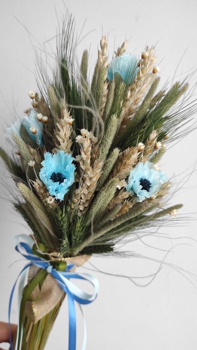 Bukiet chabry na polu pszenicy