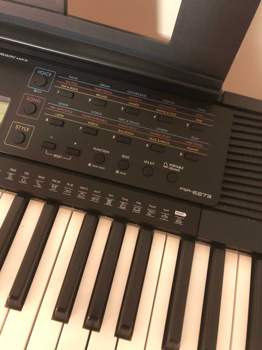 Teclado Portátil PSR-E273 YAMAHA