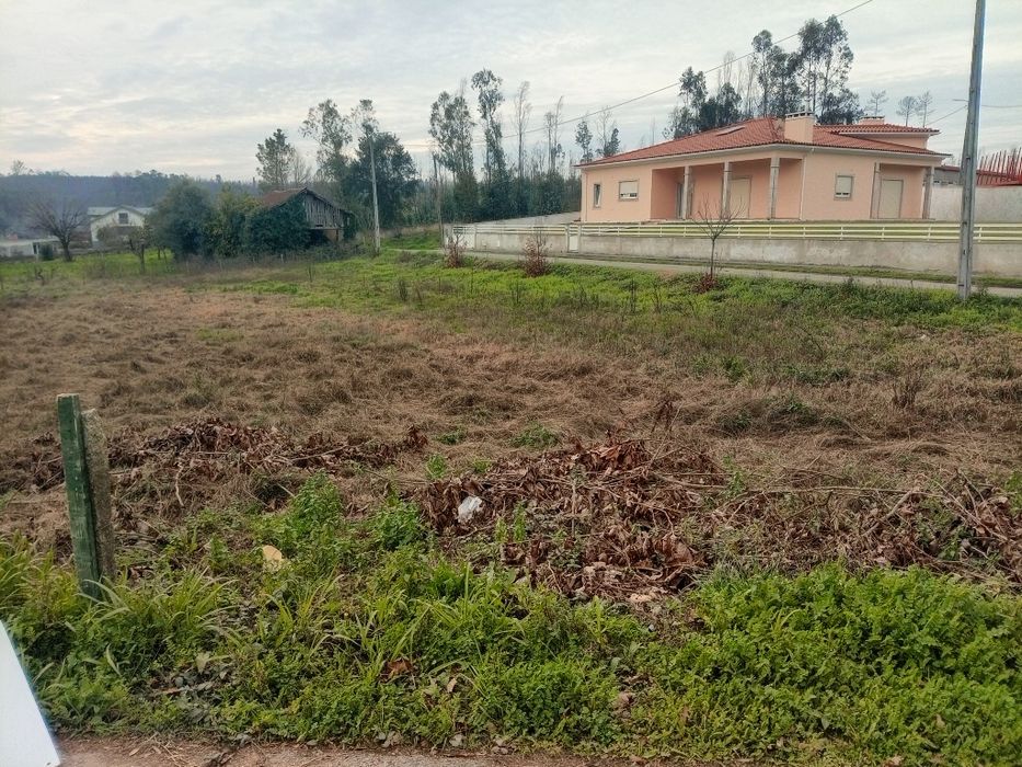Terreno urbano com projeto em aprovação para uma moradia T3