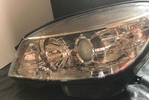 Farol Mercedes frente