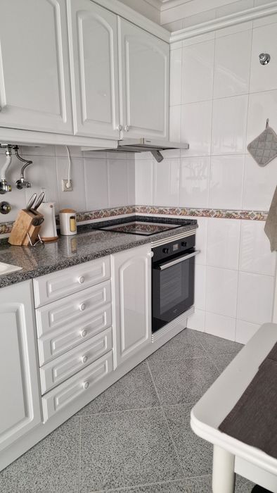 Apartamento T2 com box, cozinha totalmente equipada, 3 varandas