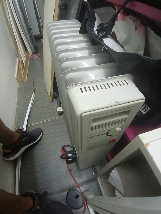 Mesa, cadeiras, microondas, cacifos, manequim