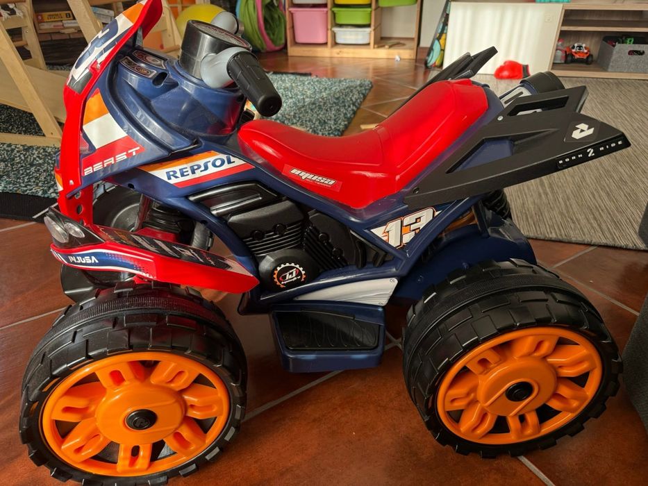 Vendo mota a bateria “Quad the Beast Repsol 12V”