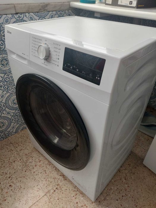 Máquina de lavar e secar.