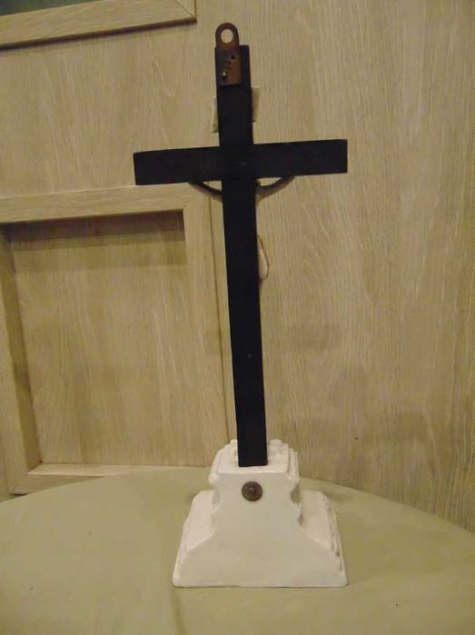 Secesja,stojący porcelanowy krzyż,P.Jezus,wys.29,5 cm.