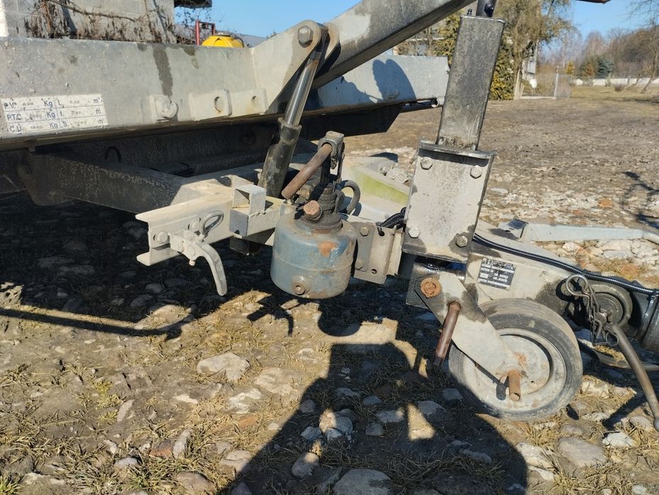 Laweta uchylna z hamulcem najazdowym