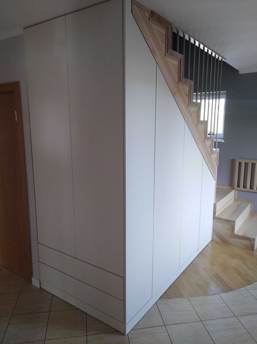 Szafy i zabudowy na wymiar. Meble do wnęki, pod schodami.