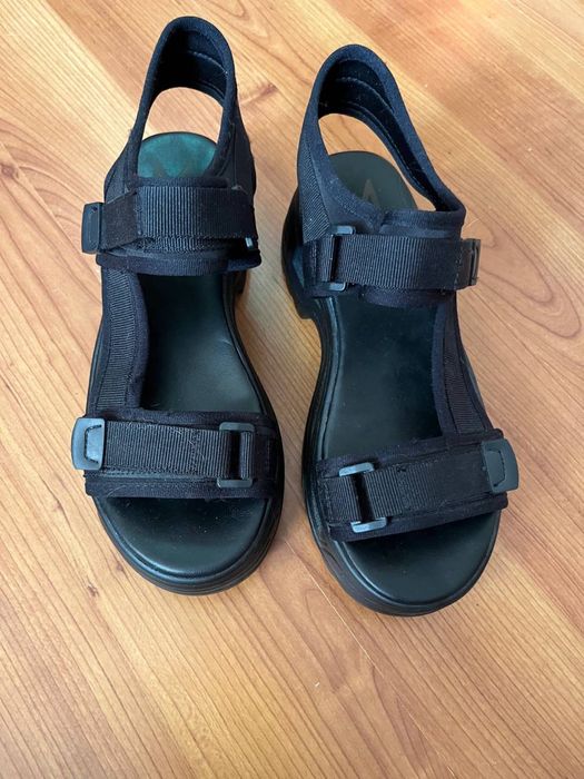 Босоніжки на платформі чорного кольору