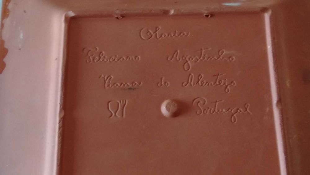 Prato alentejano artesanal pintado à mão com desenho exclusivo em Viana do Alentejo. Grande.