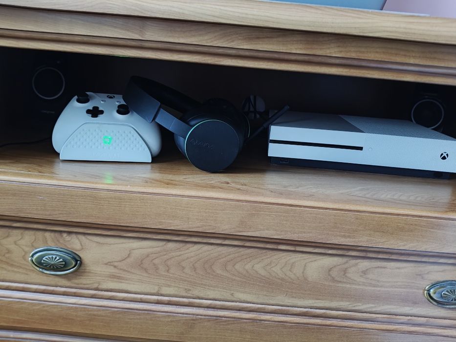 Xbox one S 1 Tb + słuchawki, 1 pad, stacja ładująca