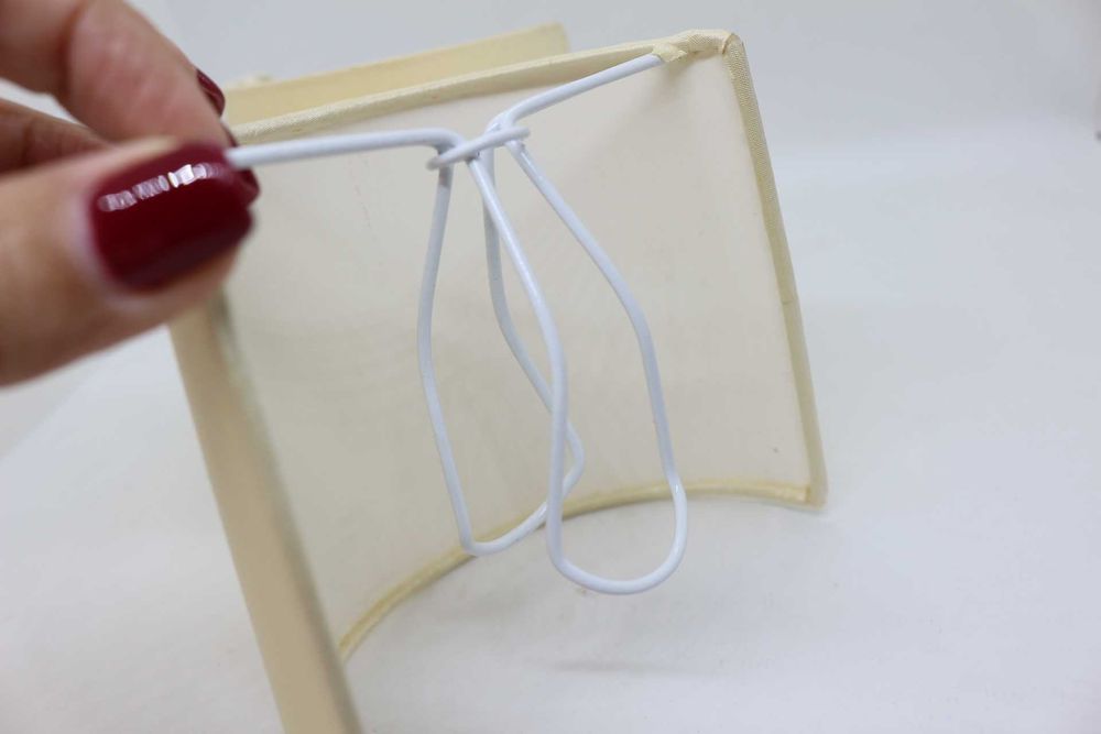 Par de Antigos Abajures em Meia Lua Forrados a Tecido